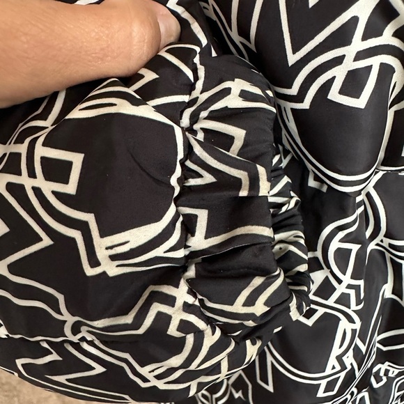 Moncler Daos Logo Print Water Resistant Hooded Down Puffer Coat Jacket. - Picture 9 of 16